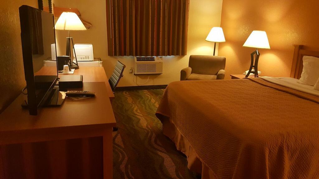Travelodge By Wyndham Маскігон Екстер'єр фото