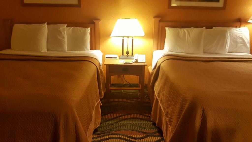 Travelodge By Wyndham Маскігон Екстер'єр фото