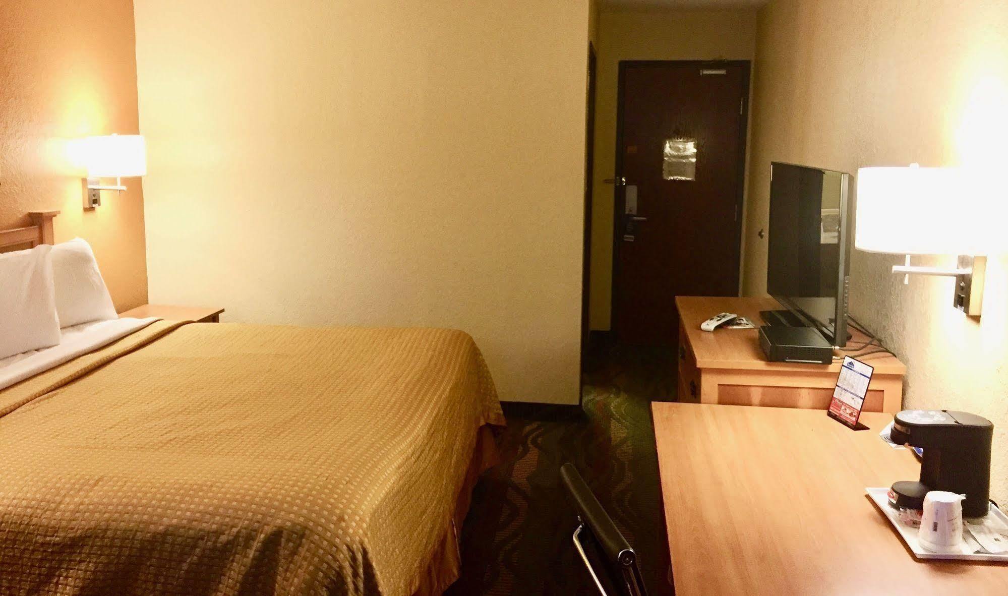 Travelodge By Wyndham Маскігон Екстер'єр фото
